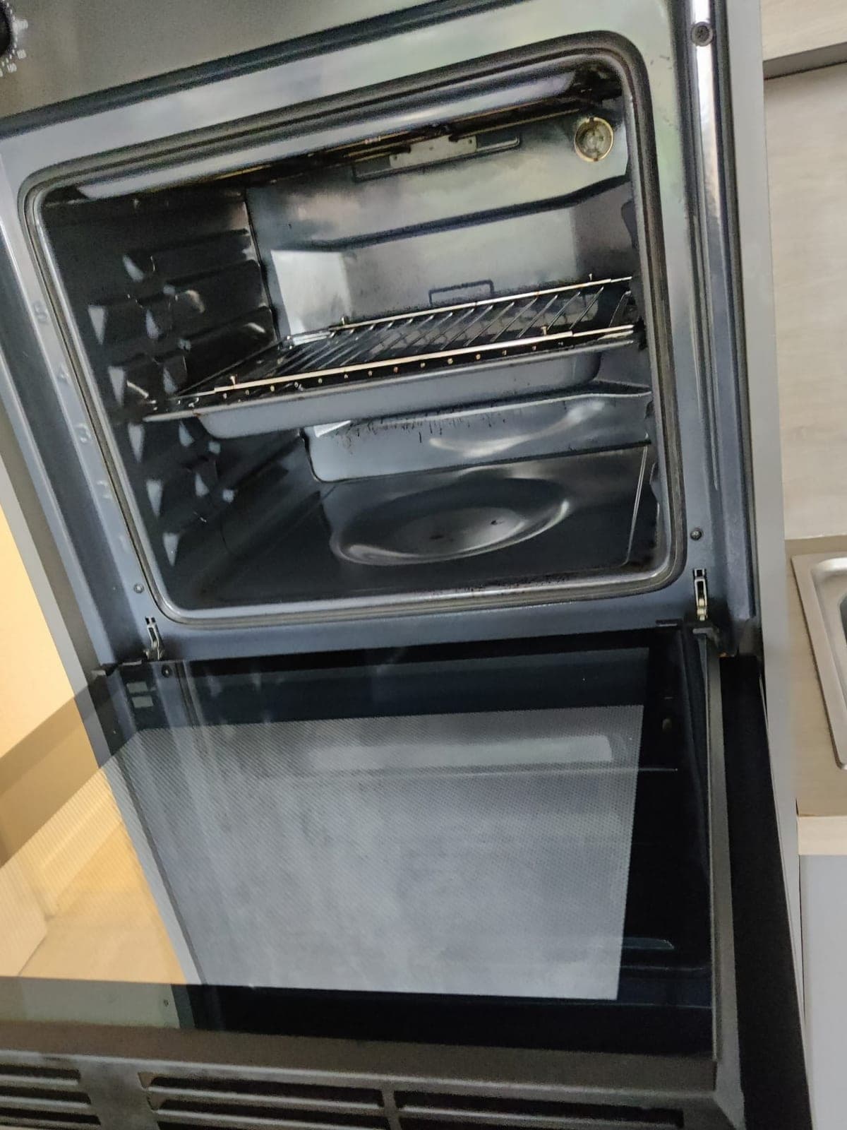 Four encastré ouvert, grille et cavité propres, vitre de porte dégagée