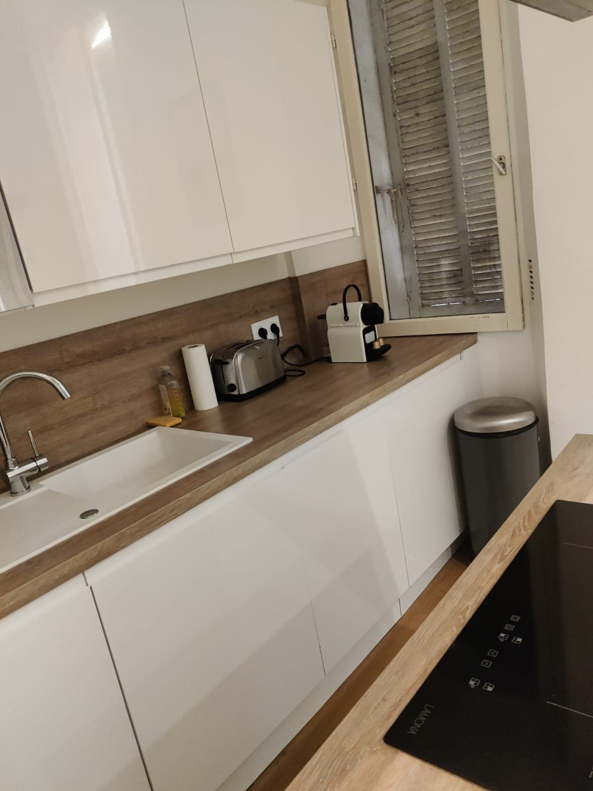 Cuisine blanche laquée, plan de travail bois, évier encastré et plaque de cuisson